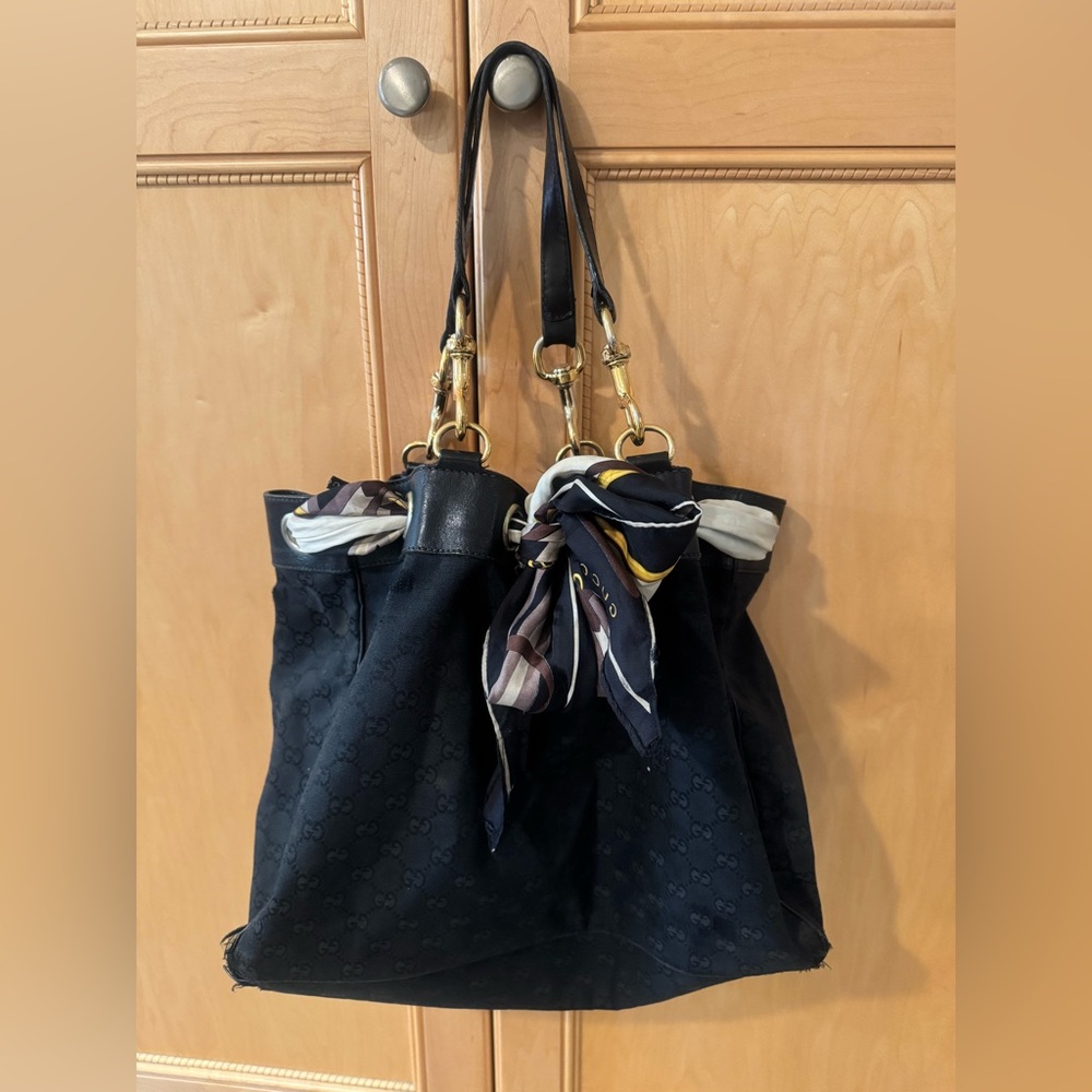 Gucci scarf tote. 100% AUTHENTIC. In used condition with visible sign of wear.